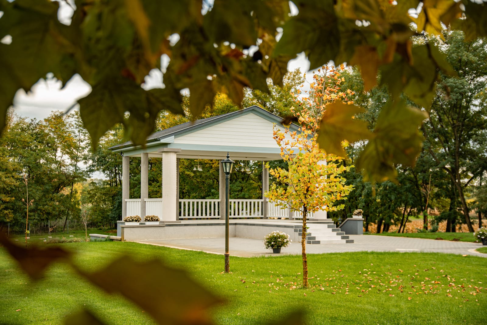 A Gencsy Kúria kertjének pavilonja ősszel