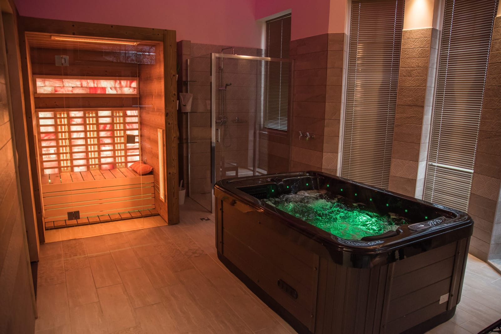 Infraszauna és jakuzzi a wellness-részlegben